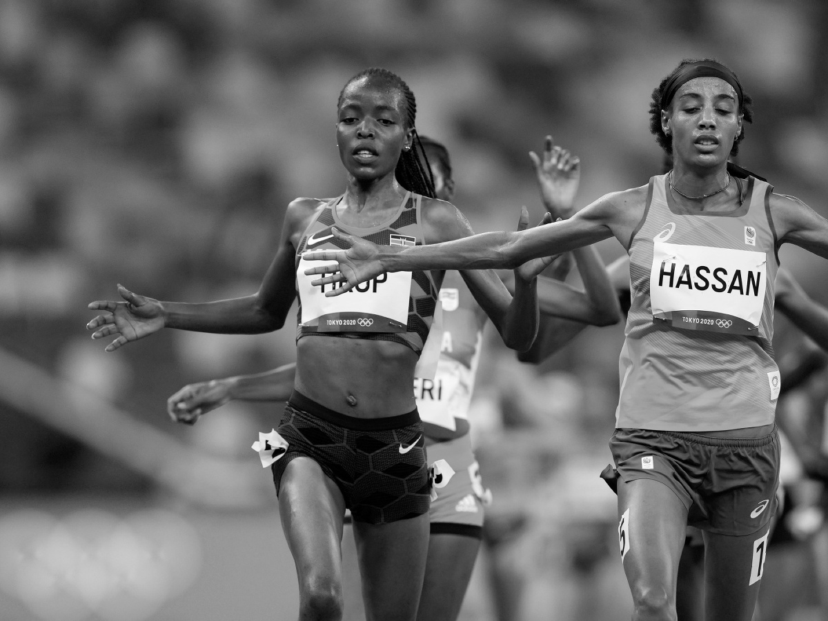 Agnes Tiropová (vľavo) počas behu na 5000 metrov na olympijských hrách v Tokiu