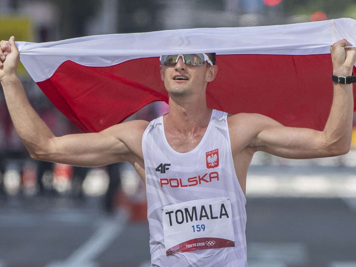 Na snímke poľský reprezentant v chôdzi na 50 km Dawid Tomala prichádza do cieľa ako víťaz pretekov na XXXII. letných olympijských hrách 2020 v japonskom Sappore