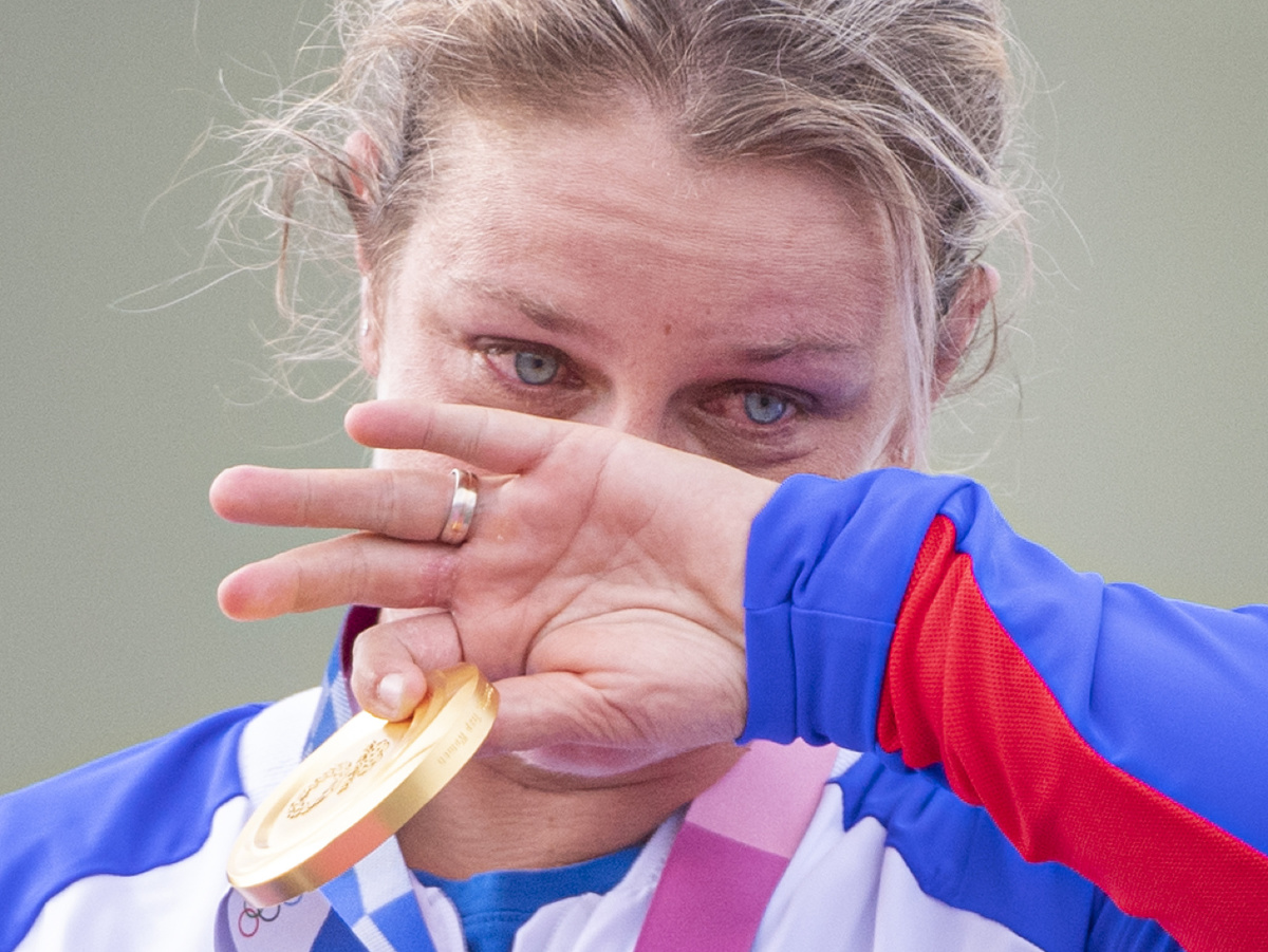 Slovenská strelkyňa Zuzana Rehák Štefečeková sa teší na pódiu zo zisku zlatej medaily po triumfe vo finále trapu na XXXII. letných olympijských hrách v Tokiu