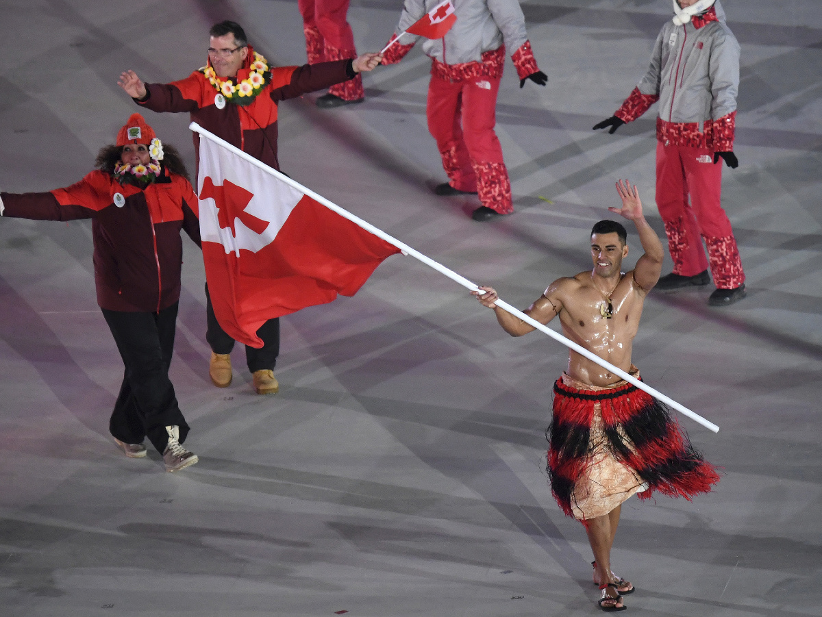 Pita Taufatofua nesie vlajku Tonga počas otváracieho ceremoniálu na XXIII. zimných olympijských hrách 9. februára 2018 v juhokórejskom Pjongčangu