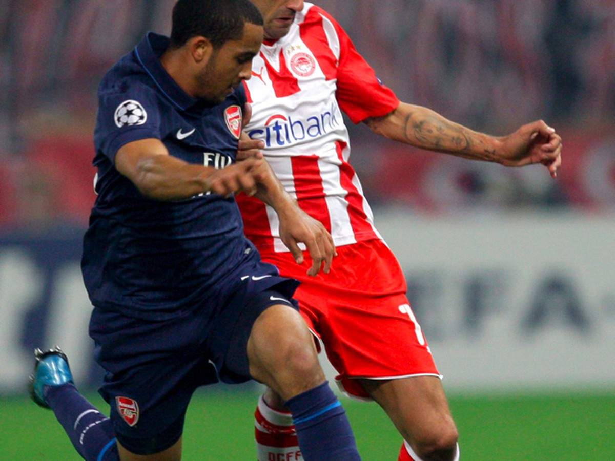 Raul Bravo v súboji s Theom Walcottom