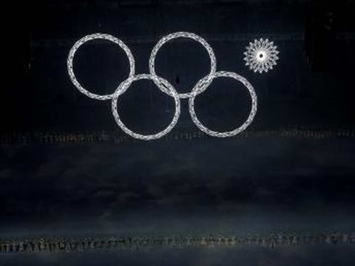 Jedna z veľkých snehových vločiek, ktoré sa mali zmeniť na olympijské kruhy, sa neotvorila počas otváracieho ceremoniálu XXII. zimných olympijských hier v Soči