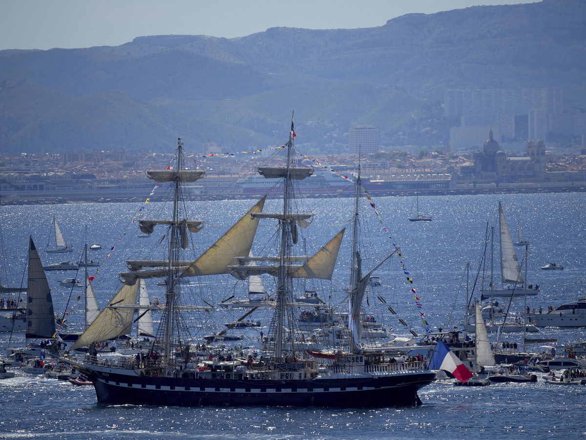 Historická plachetnica Belem priniesla olympíjsky oheň z Grécka do Francúzska