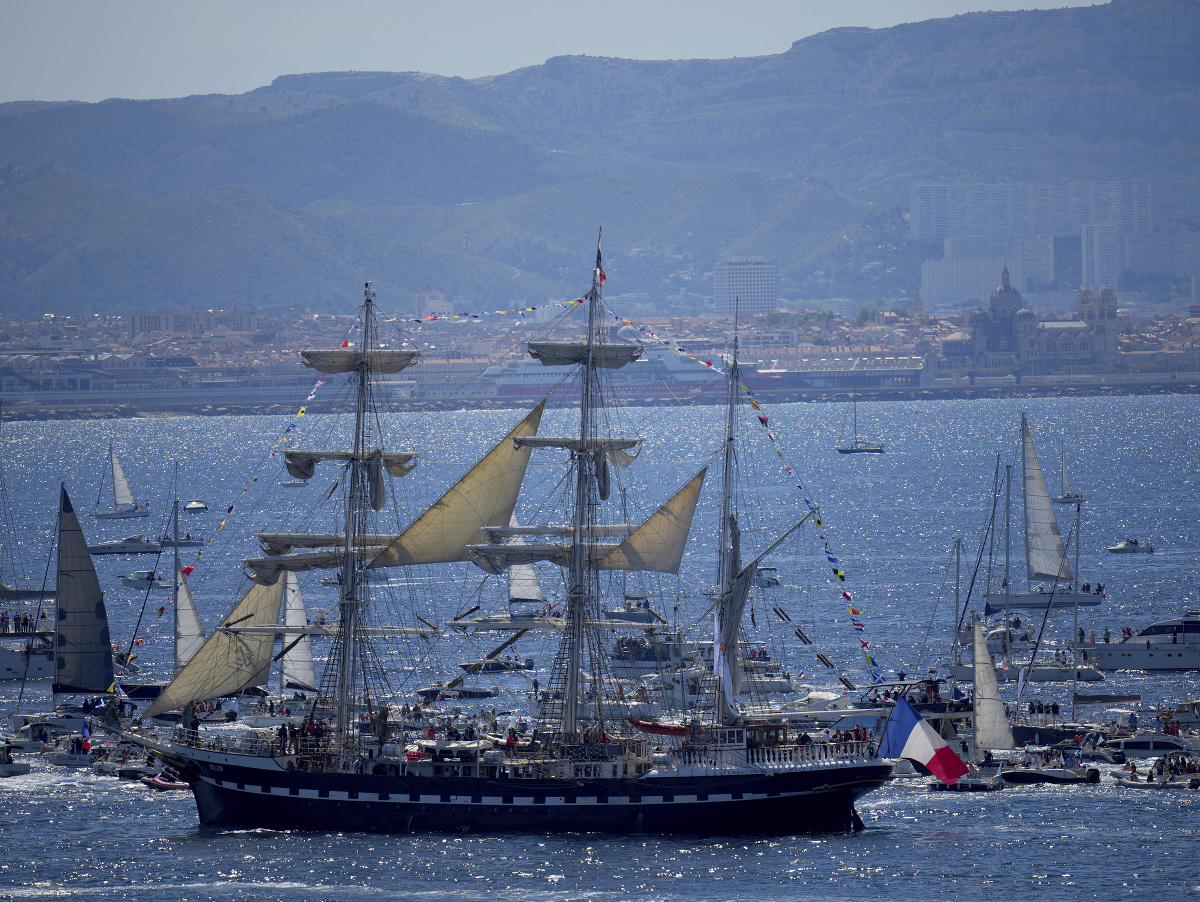 Historická plachetnica Belem priniesla olympíjsky oheň z Grécka do Francúzska