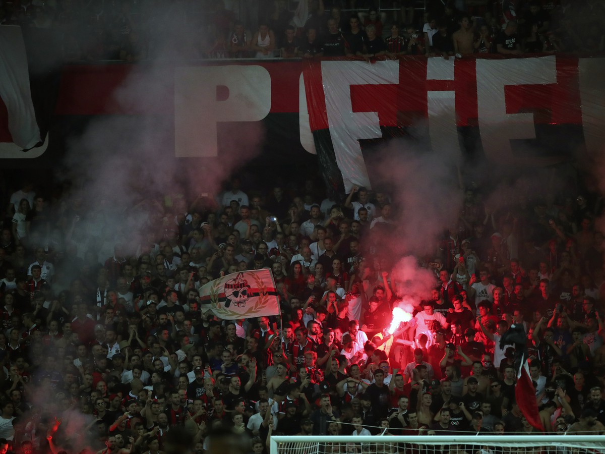 Fanúšikovia Nice zapaľujú svetlice pred zápasom 3. kola najvyššej francúzskej súťaže
