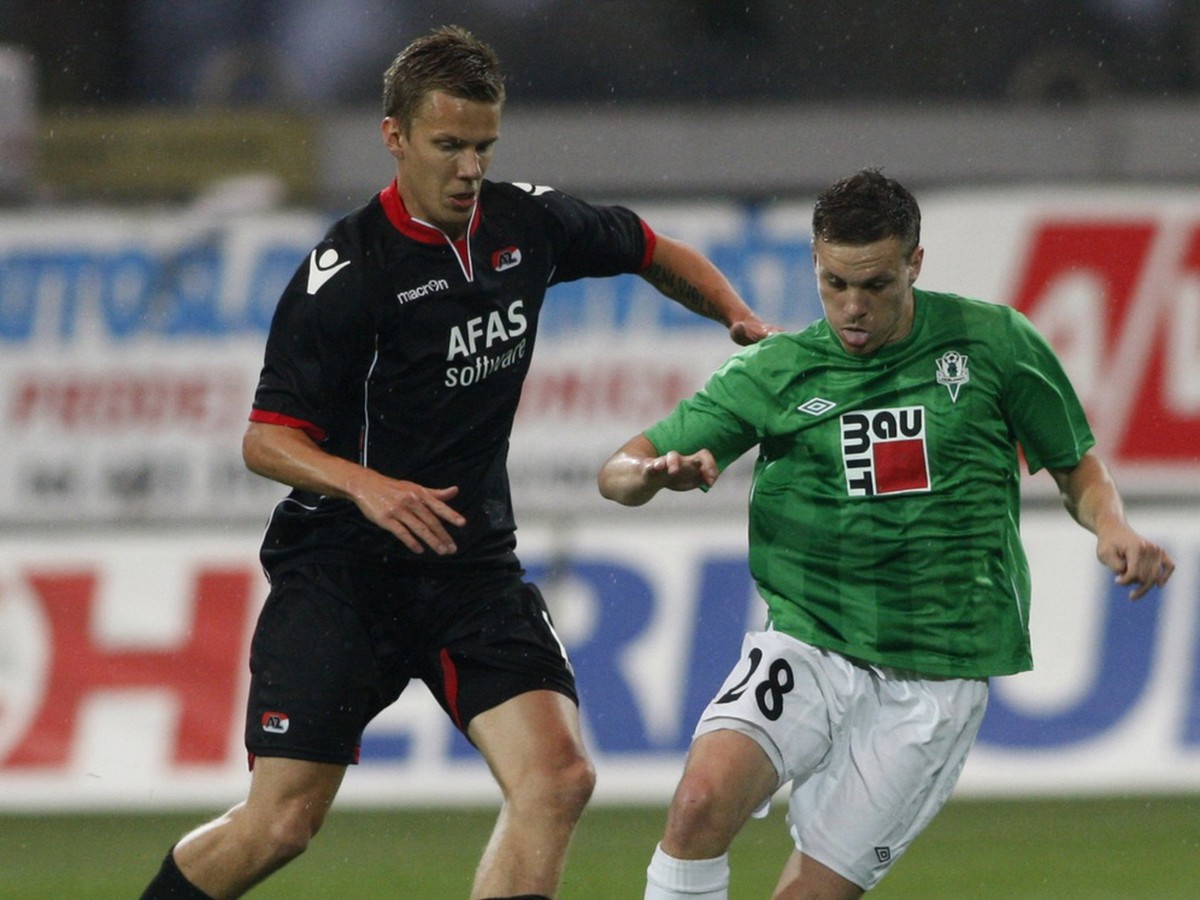 Ondrej Vanek z Jablonca (vľavo) v súboji o loptu s hráčom Alkmaaru Rasmusom Elmom v Európskej lige (4.8.)