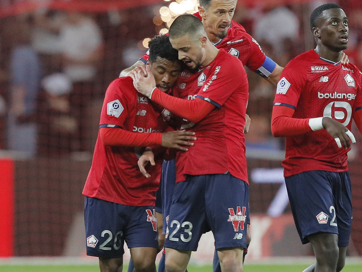 Futbalisti OSC Lille sa radujú zo streleného gólu, Edon Zhegrova uprostred s číslom 23