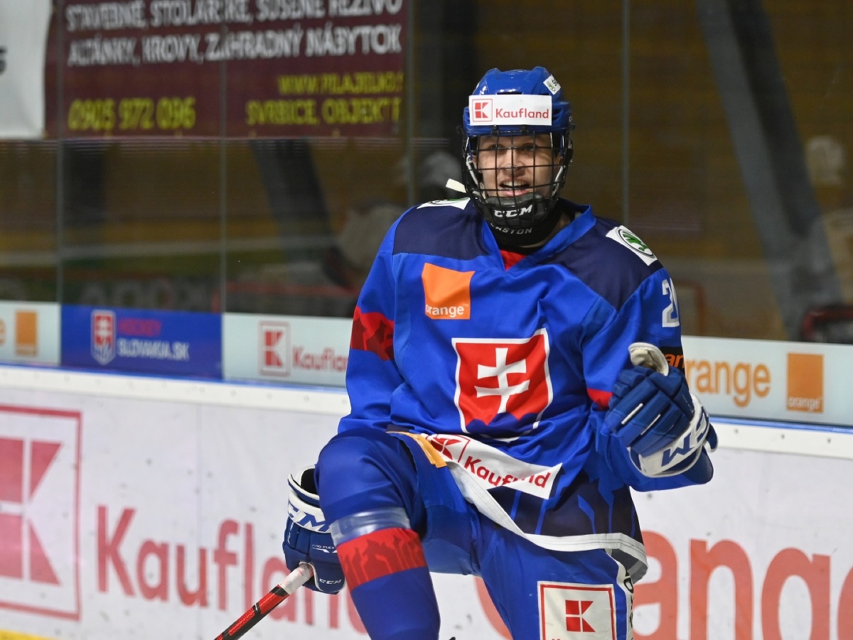 Hráč Slovenska U18 Peter Repčík sa raduje z gólu počas zápasu na hokejovom turnaji Hlinka Gretzky Cup 2021 Slovensko U18 - USA U18