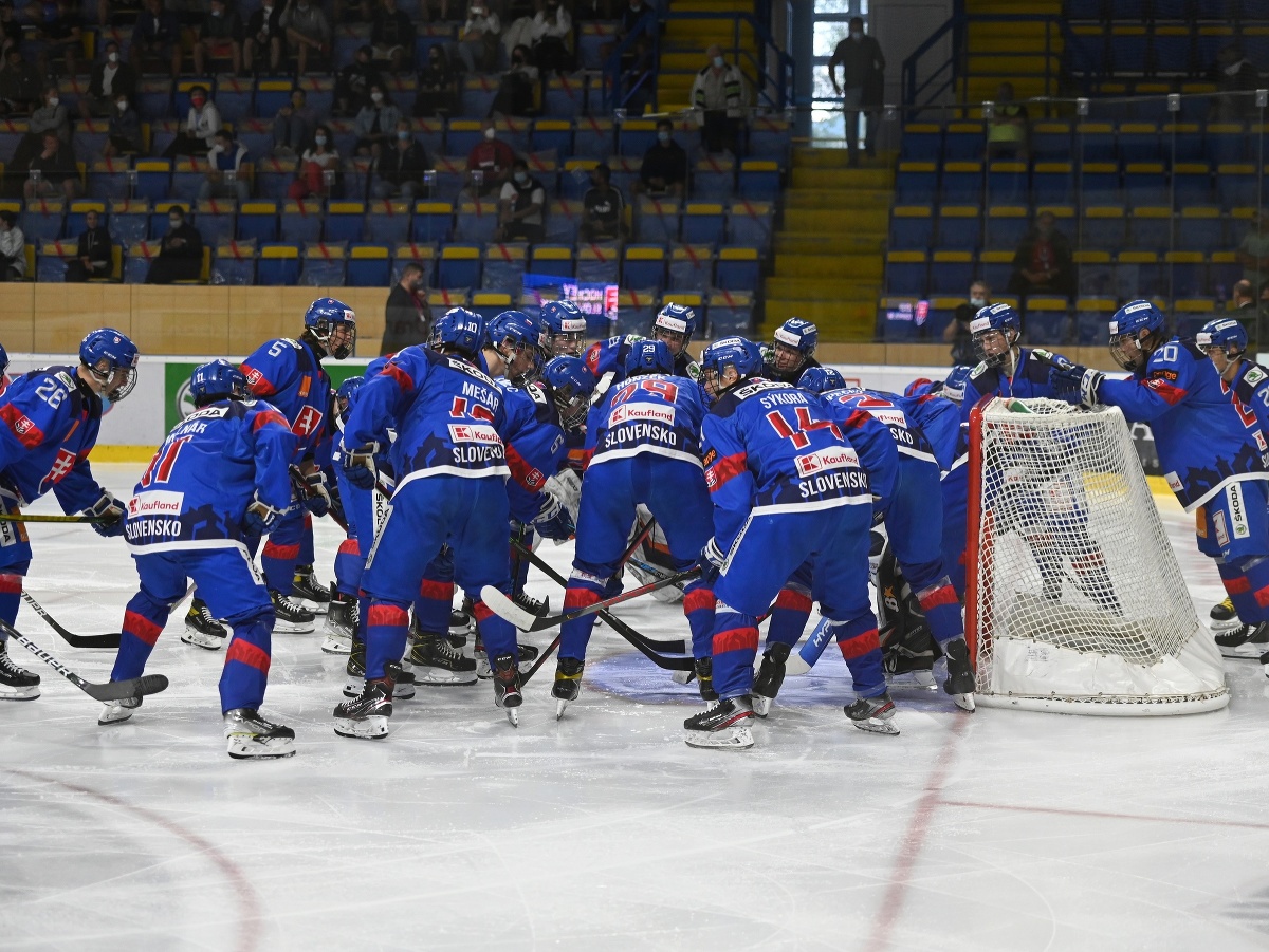 Tím Slovenska U18 počas zápasu na hokejovom turnaji Hlinka Gretzky Cup 2021 Slovensko U18 - USA U18