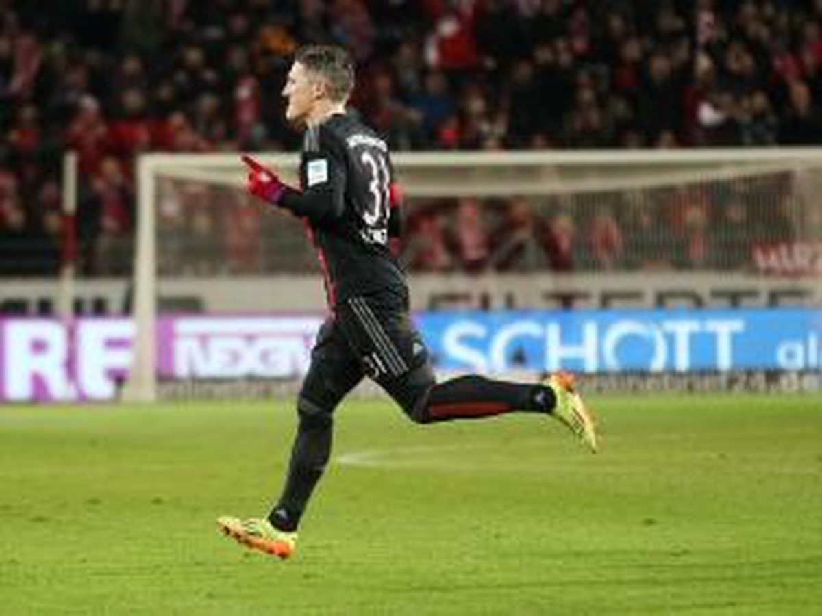 Bastian Schweinsteiger oslavuje vyrovnánajúci gól