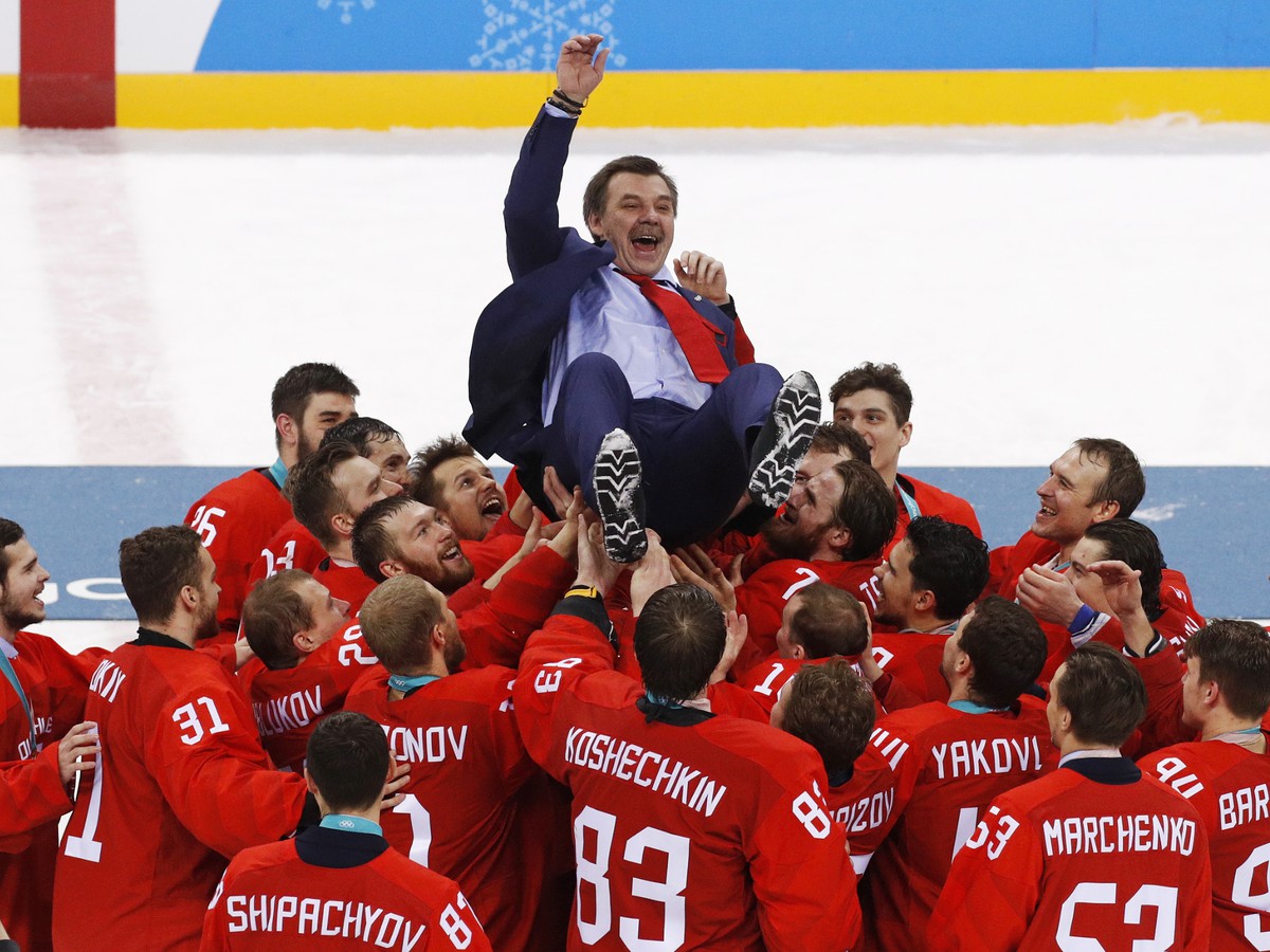 Olympijskí športovci z Ruska so zlatými medailami oslavujú trénera Olega Znaroka