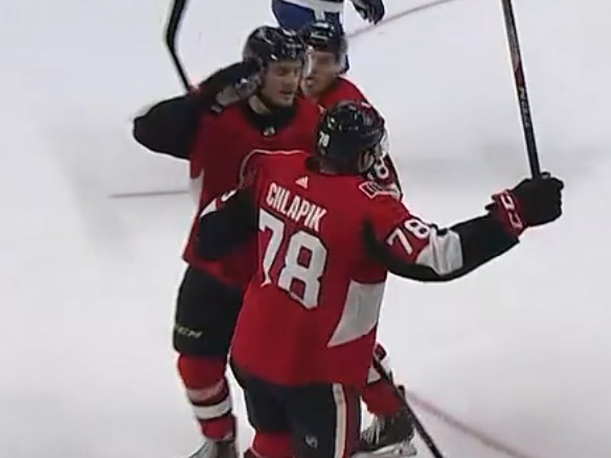 Hráči Ottawy Senators sa radujú z gólu