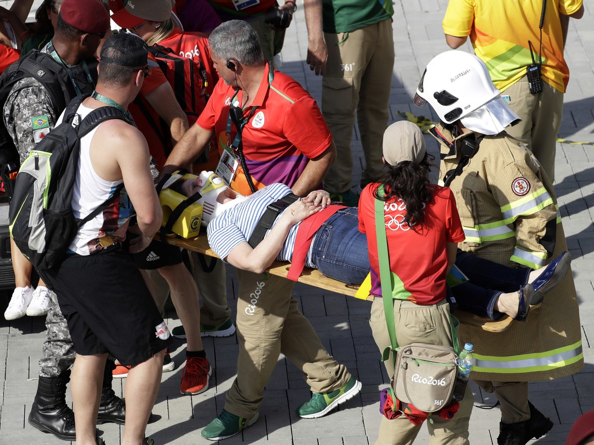 Ženu so zraneniami odviezli záchranári