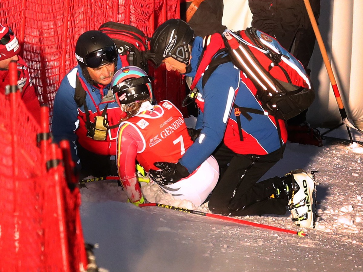 Nemecká lyžiarka Viktoria Rebensburgová je v opatere lekárov po páde počas super-G