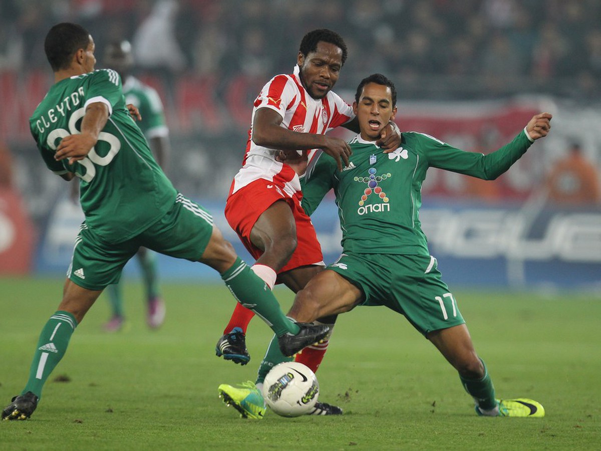 Hráči Panathinaikosu (v zelenom): vľavo Brazílčan Clayton a vpravo Portugalčan Zeca v nedávnom ligovom súboji s odvekým rivalom Olympiakosom Pireus (19.11.)