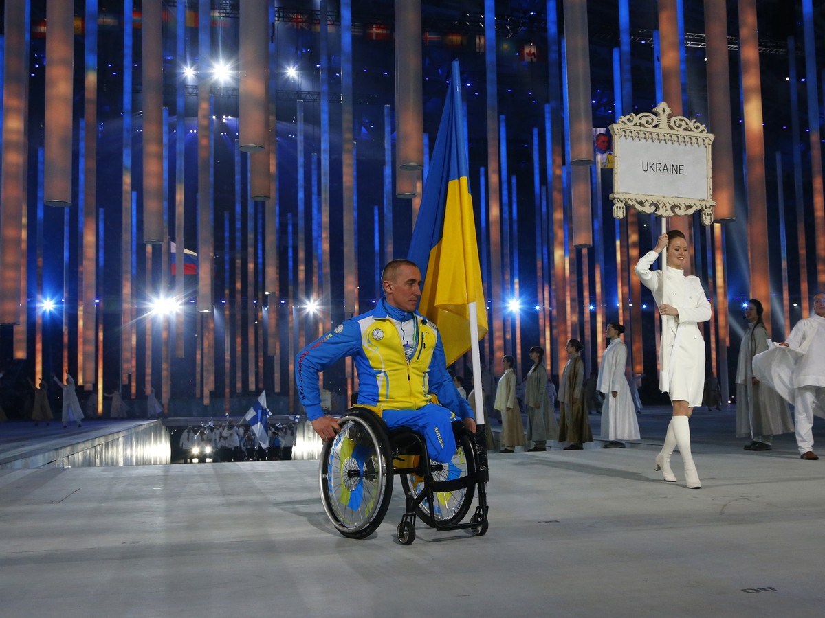 Jediný ukrajinský paraolympionik na otvorení nesie vlajku