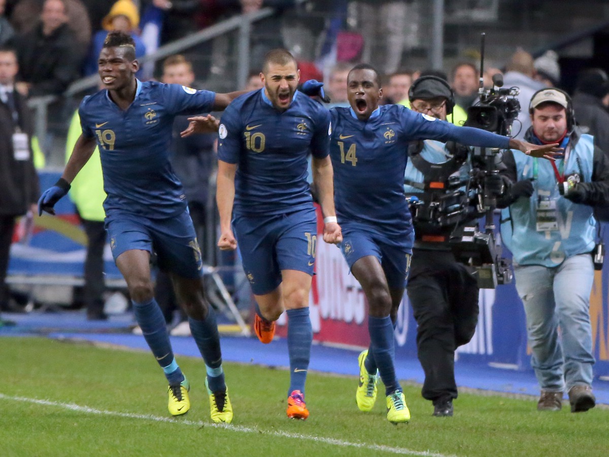 Karim Benzema (v strede) so spoluhráčmi oslavuje gól do siete Ukrajiny