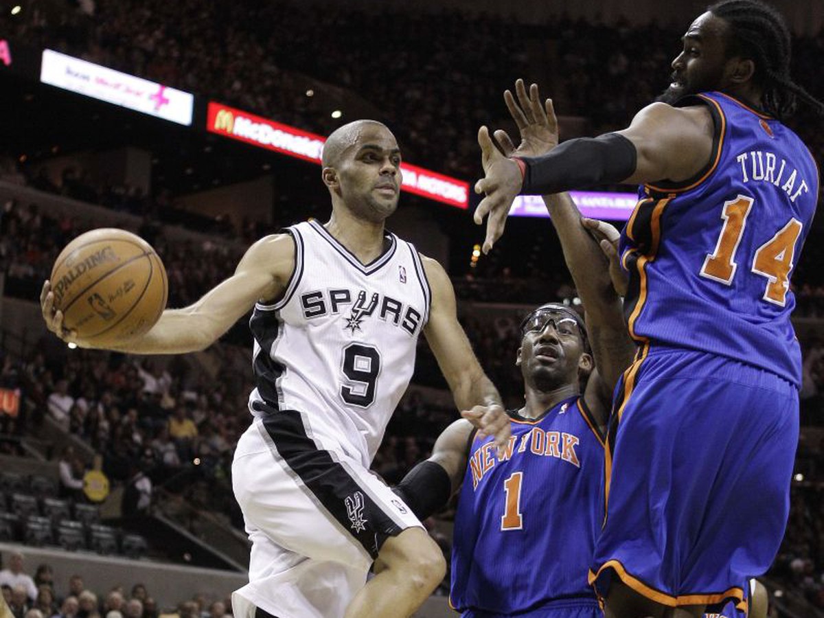 Tony Parker proti dvojici brániacich Newyorčanov