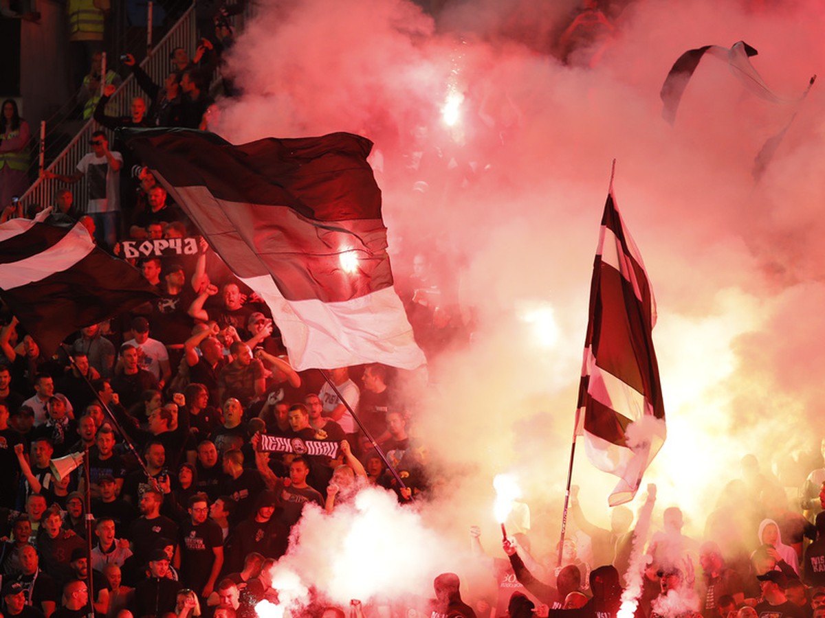 Pyro šou fanúšikov v belehradskom derby