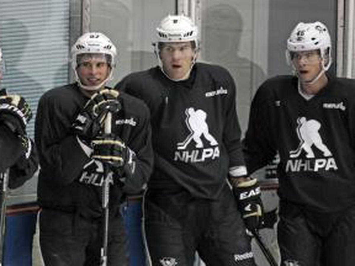Pascal Dupuis, Sidney Crosby Ben Lovejoy a Tyler Kennedy