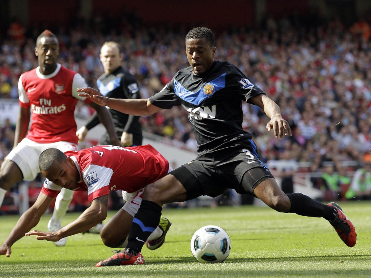 Patrice Evra proti hráčom Arsenalu