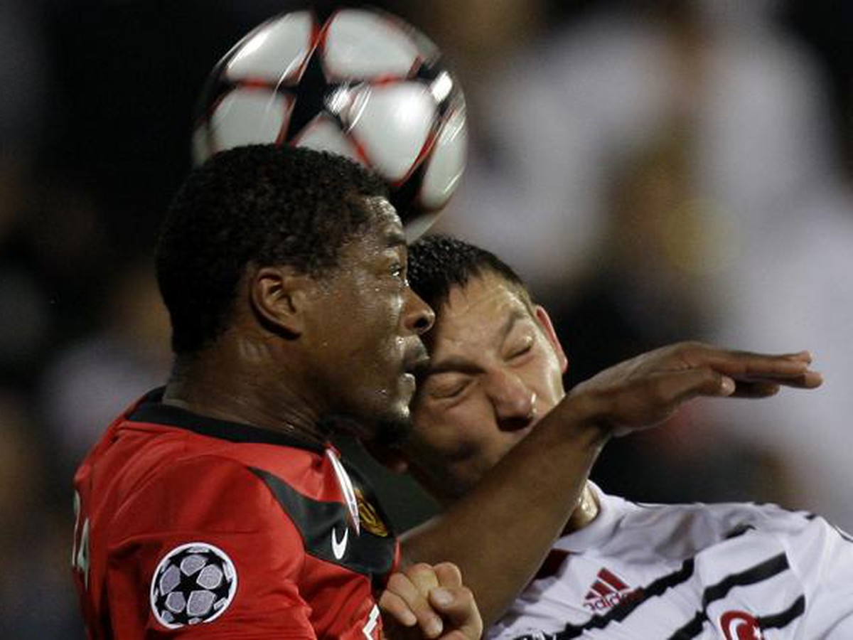 Patrice Evra v súboji s Filipom Hološkom, 15.9.2009