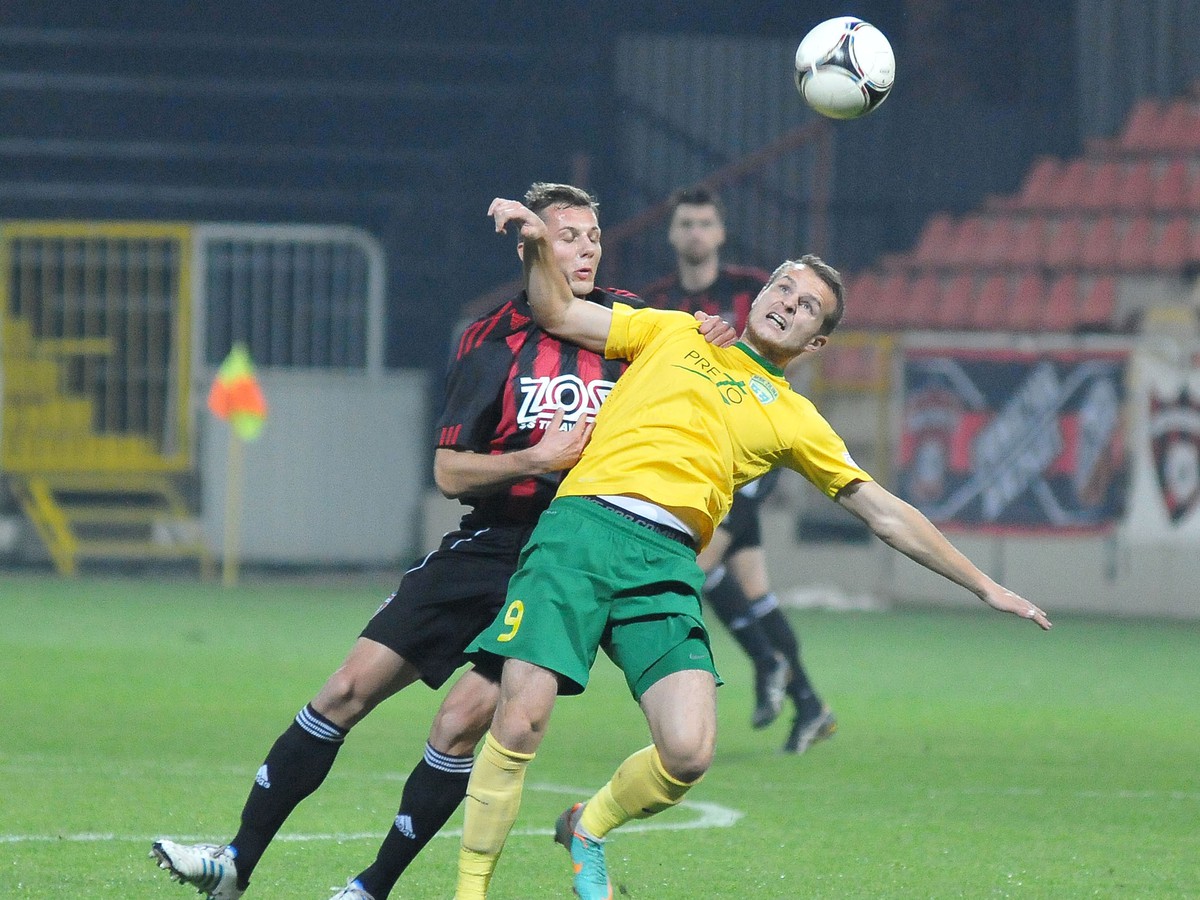 Momentka zo zápasu Trnava - Žilina: Patrik Čarnota a Roman Gergel
