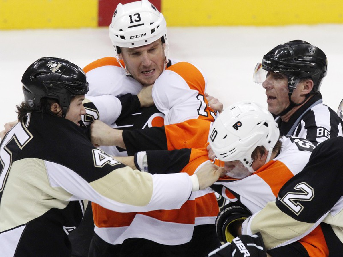 Pavel Kubina (13) a Brayden Schenn (10) vs. Arron Asham