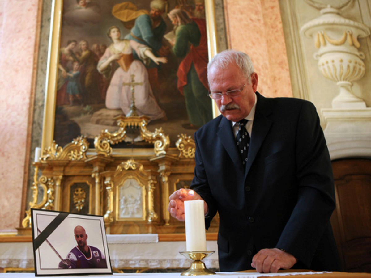 Prezident Ivan Gašparovič si zapálením sviečky v kaplnke Prezidentského paláca uctil pamiatku Pavla Demitru