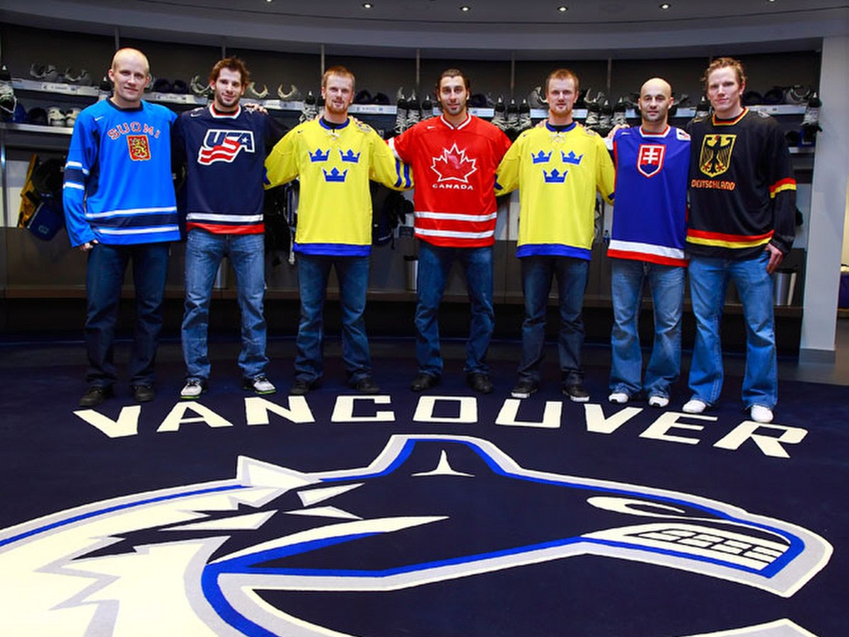 Demitra so Sedinovcami a spoluhráčmi v Canucks