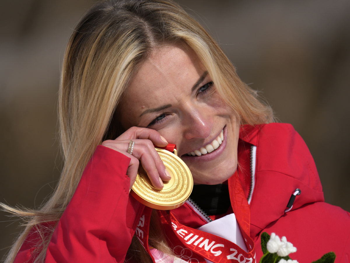 Švajčiarska lyžiarka Lara Gutová-Behramiová získala na ZOH 2022 v Pekingu zlatú medailu v piatkovom super-G