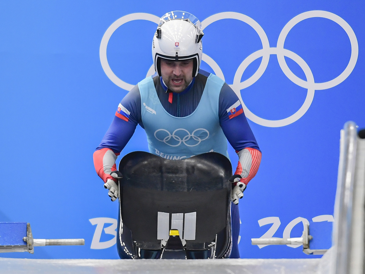 Na snímke slovenský sánkár Jozef Ninis počas prvého tréningového kola pred začiatkom zimných olympijských hier v Pekingu