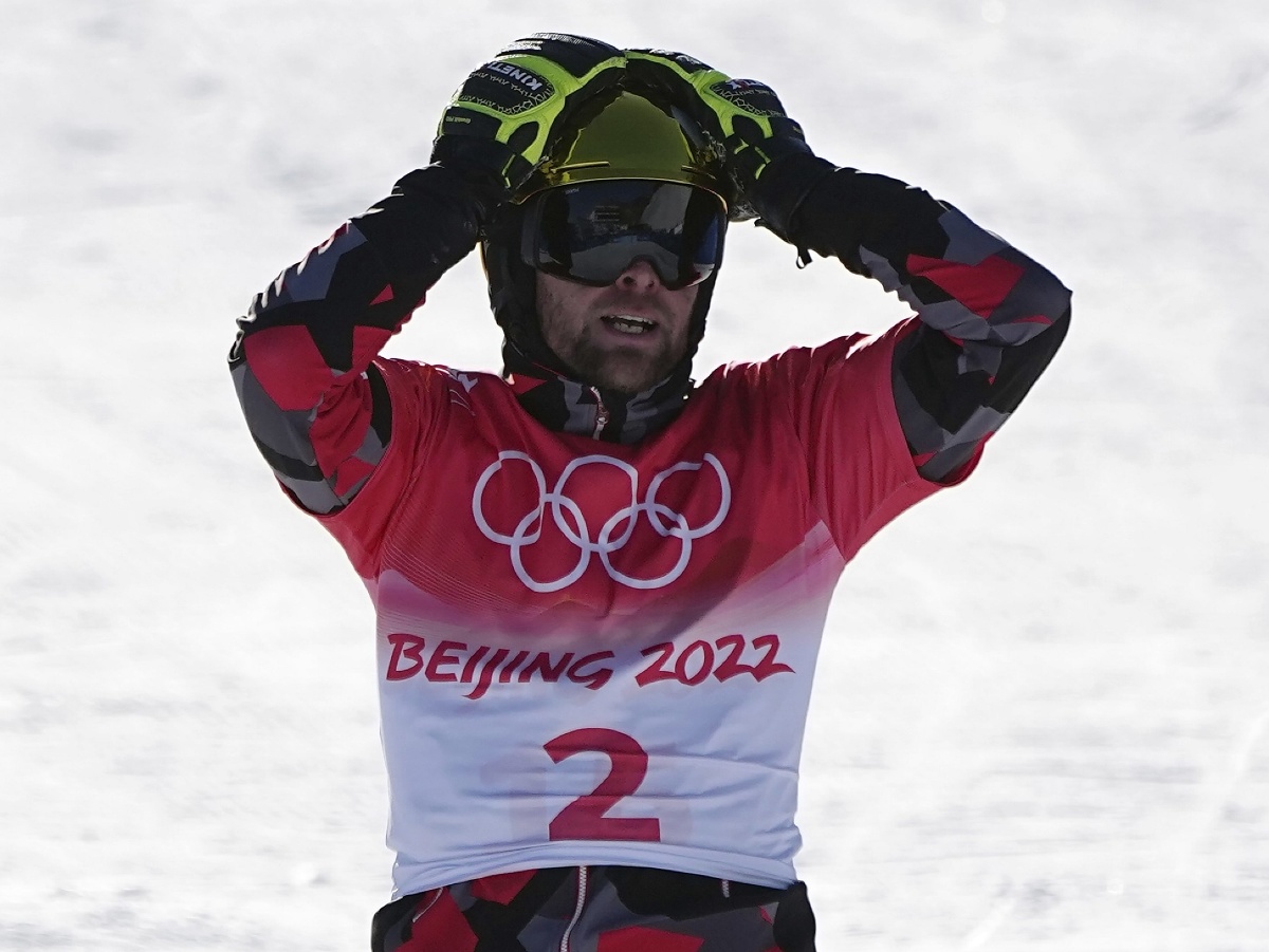 Rakúsky snoubordista Benjamin Karl reaguje po zisku zlatej medaily vo finále paralelného obrovského slalomu v stredisku Čang-ťia-kchou na ZOH 2022 v Pekingu 