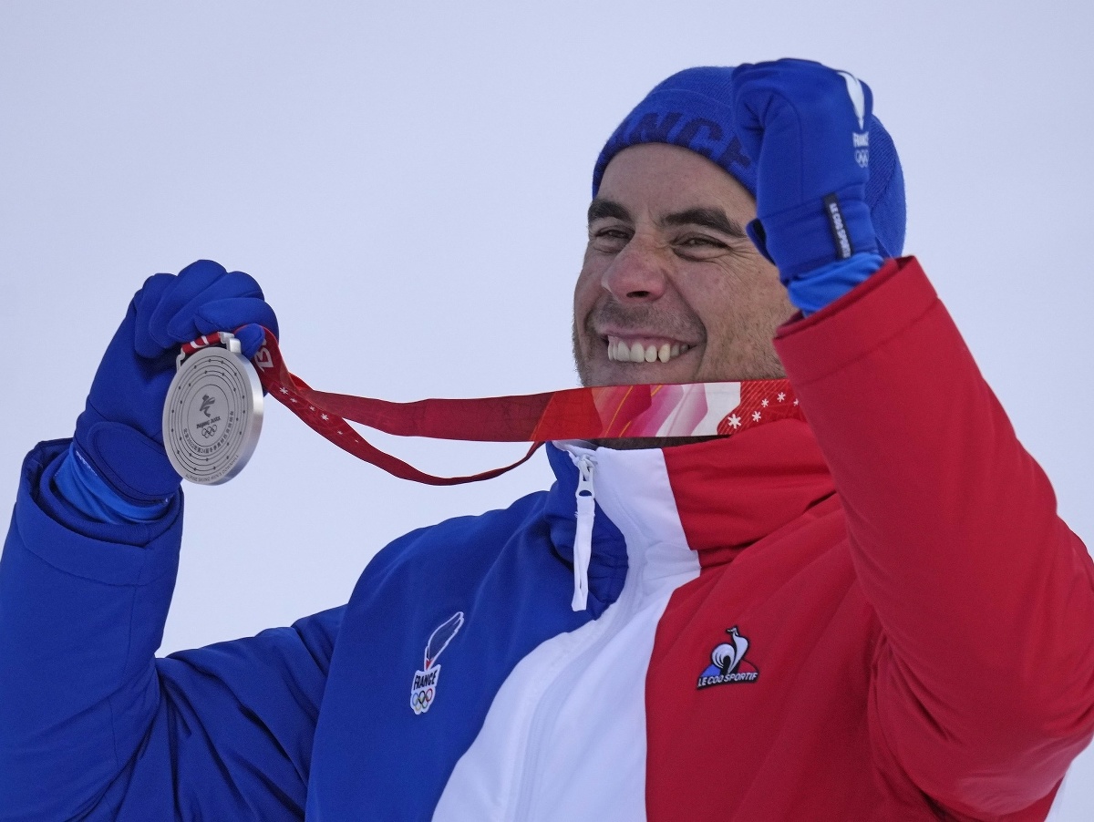 Johan Clarey pózuje so striebornou medailou