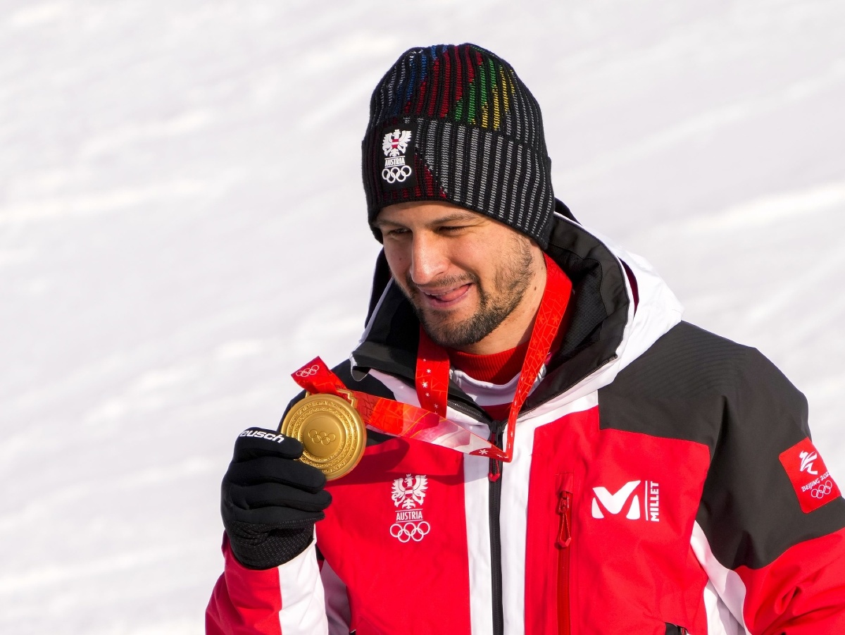 Rakúsky lyžiar Johannes Strolz sa teší zo zlatej medaily v alpskej kombinácii mužov v stredisku v Jen-čchingu počas ZOH 2022 v Pekingu
