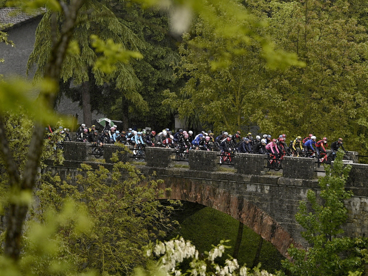 Na snímke pelotón cyklistov počas desiatej etapy pretekov Giro d'Italia zo Scandiana do Viareggio 