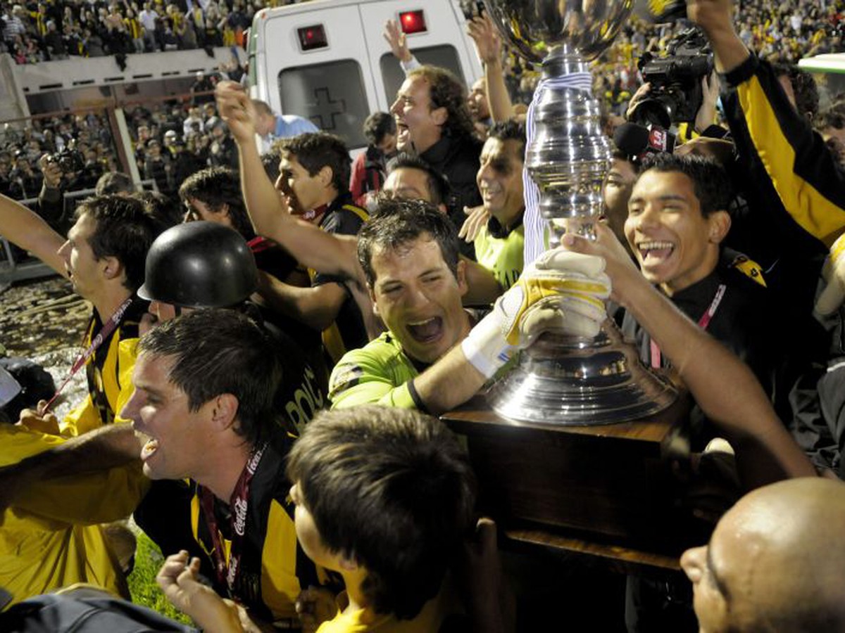 Hráči Peňarolu sa tešia z majstrovskej trofeje