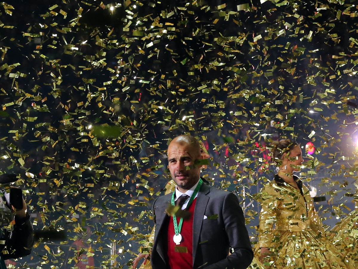 Pep Guardiola a víťazné oslavy po triumfe v nemeckom pohári