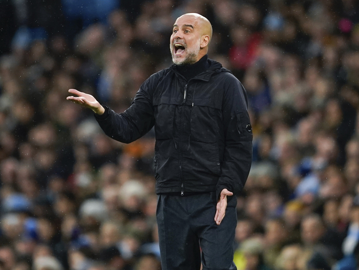 Manažér Pep Guardiola reaguje počas zápasu
