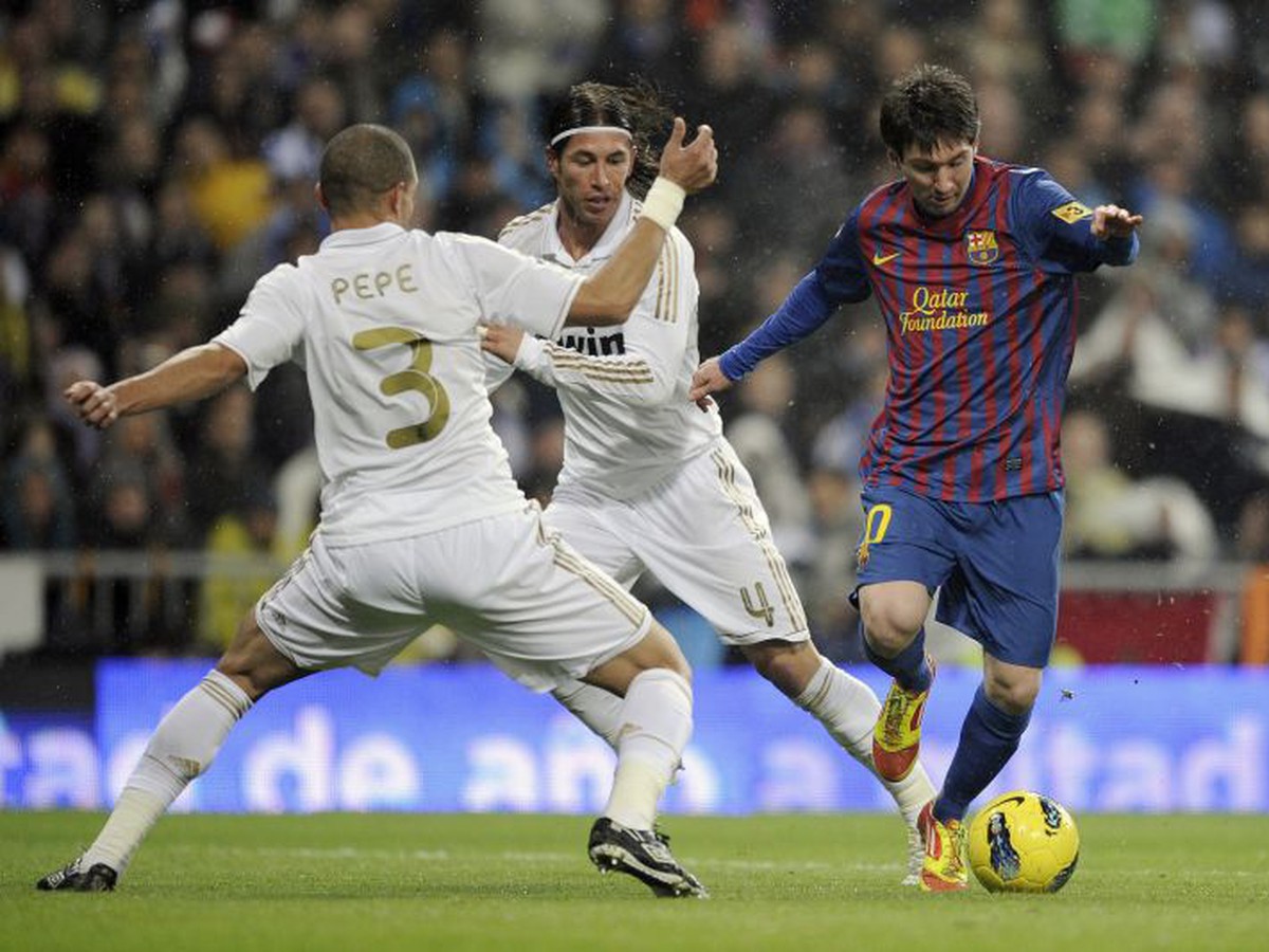 Messi preniká cez Pepeho v poslednom El Clásico