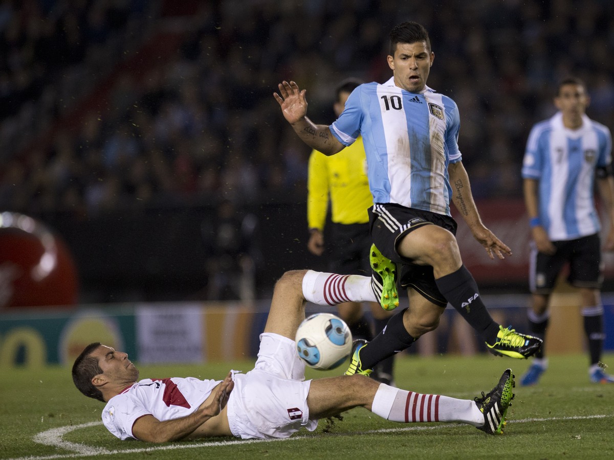 Sergio Agüero sa snaží preniknúť defenzívou súpera