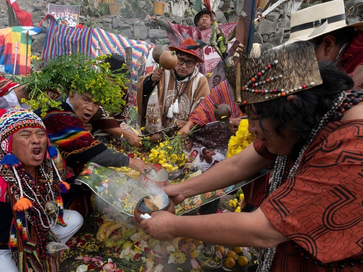 Peruánski šamani robia pred barážovým súbojom s Austráliou víťazný rituál