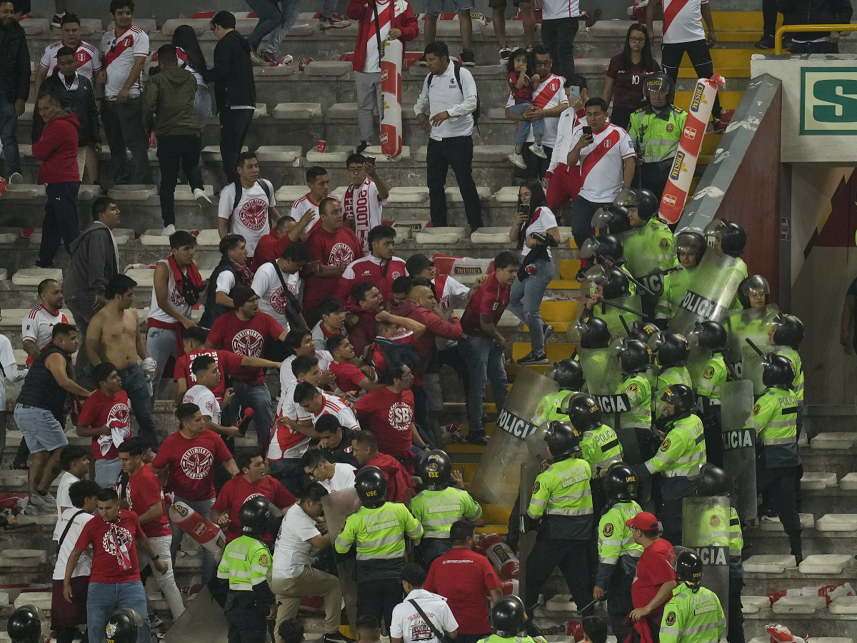 Fanúšikovia Peru v roztržke s políciou počas zápasu s Venezuelou