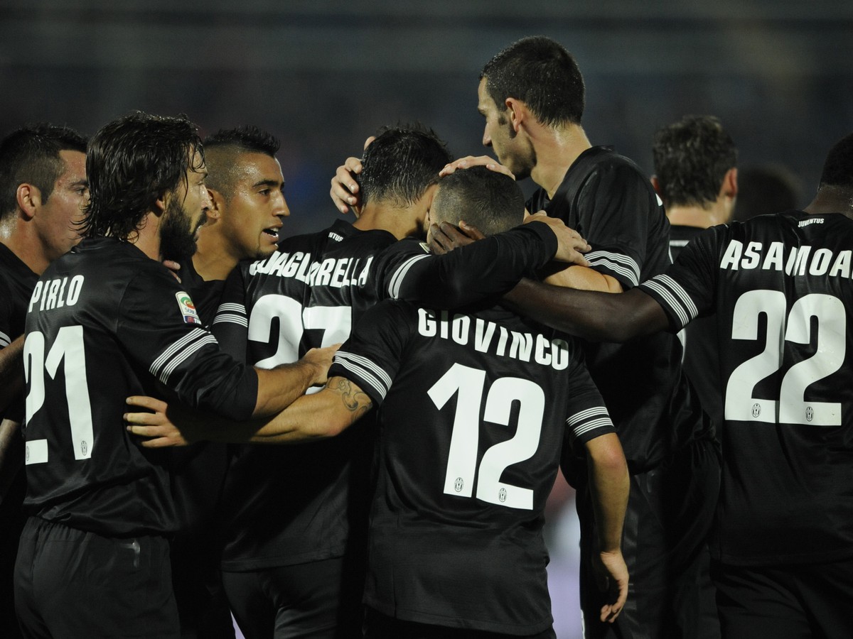Hráči Juventusu oslavujú gól do siete Pescary