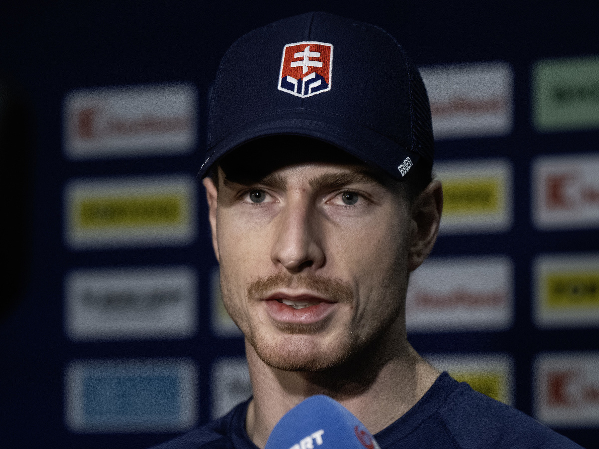 Na snímke slovenský hokejový reprezentant Peter Cehlárik odpovedá na otázky novinárov na zraze slovenskej hokejovej reprezentácie pred  Nemeckým pohárom