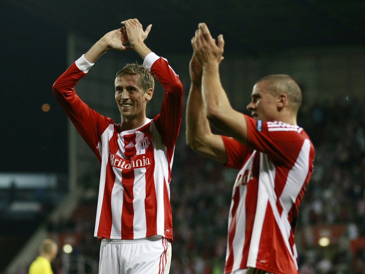 Hráči Stoke City Peter Crouch (vľavo) a Jonathan Walters oslavujúci víťazstvo v Európskej lige nad Besiktasom Istanbul (29.9.)