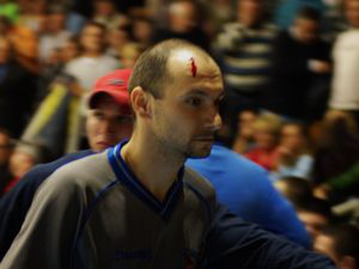 Zakrvavený rozhodca Peter Karniš