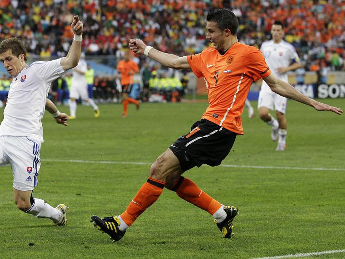 Van Persie v súboji s Pekaríkom