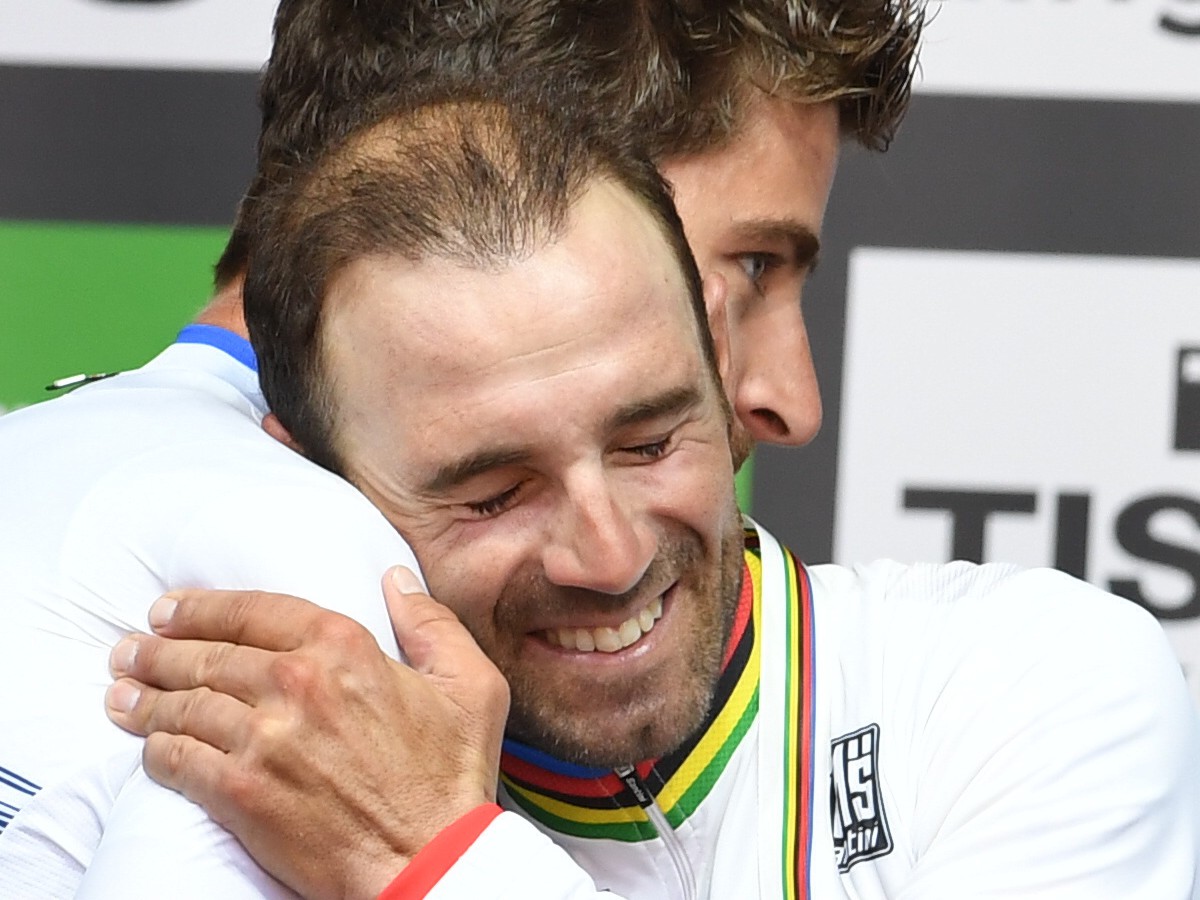 Na snímke vľavo slovenský cyklista Peter Sagan gratuluje Španielovi Alejandrovi Valverdemu na pódiu po zisku titulu majstra sveta a víťazstve pretekov mužskej kategórie Elite na majstrovstvách sveta v cestnej cyklistike v  rakúskom Innsbrucku