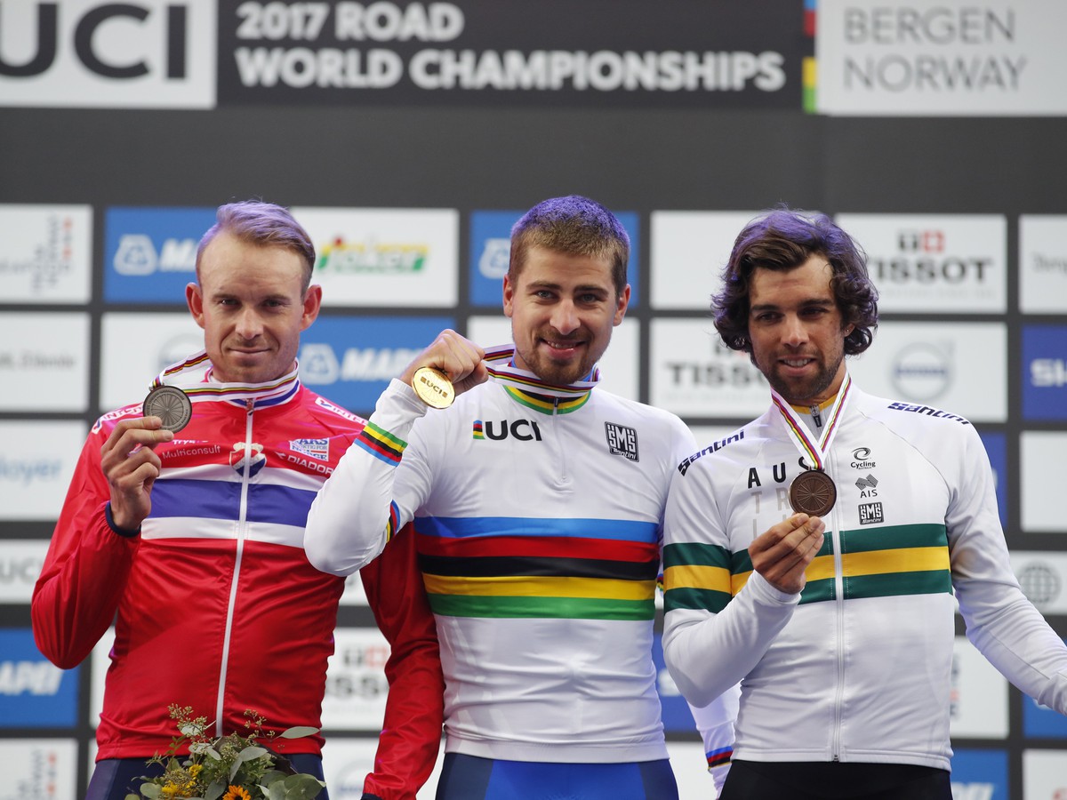 Peter Sagan (v strede) s Alexandrom Kristoffom (vľavo) a bronzovým Michaleom Matthewsom (vpravo). 